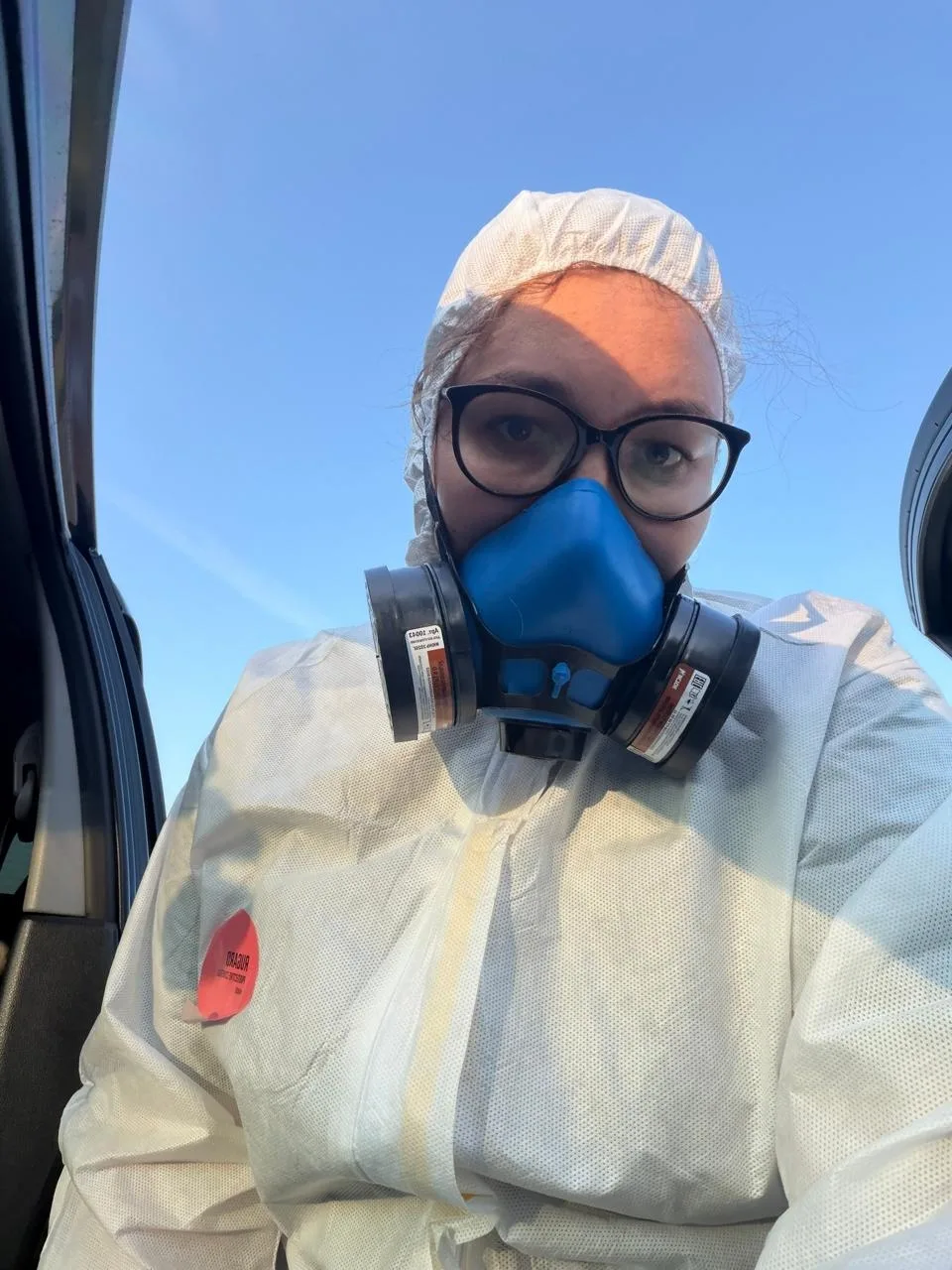 🌊 Активисты продолжают очищать берег Мулянки от последствий разлива нефтепродуктов. Добровольцы соб