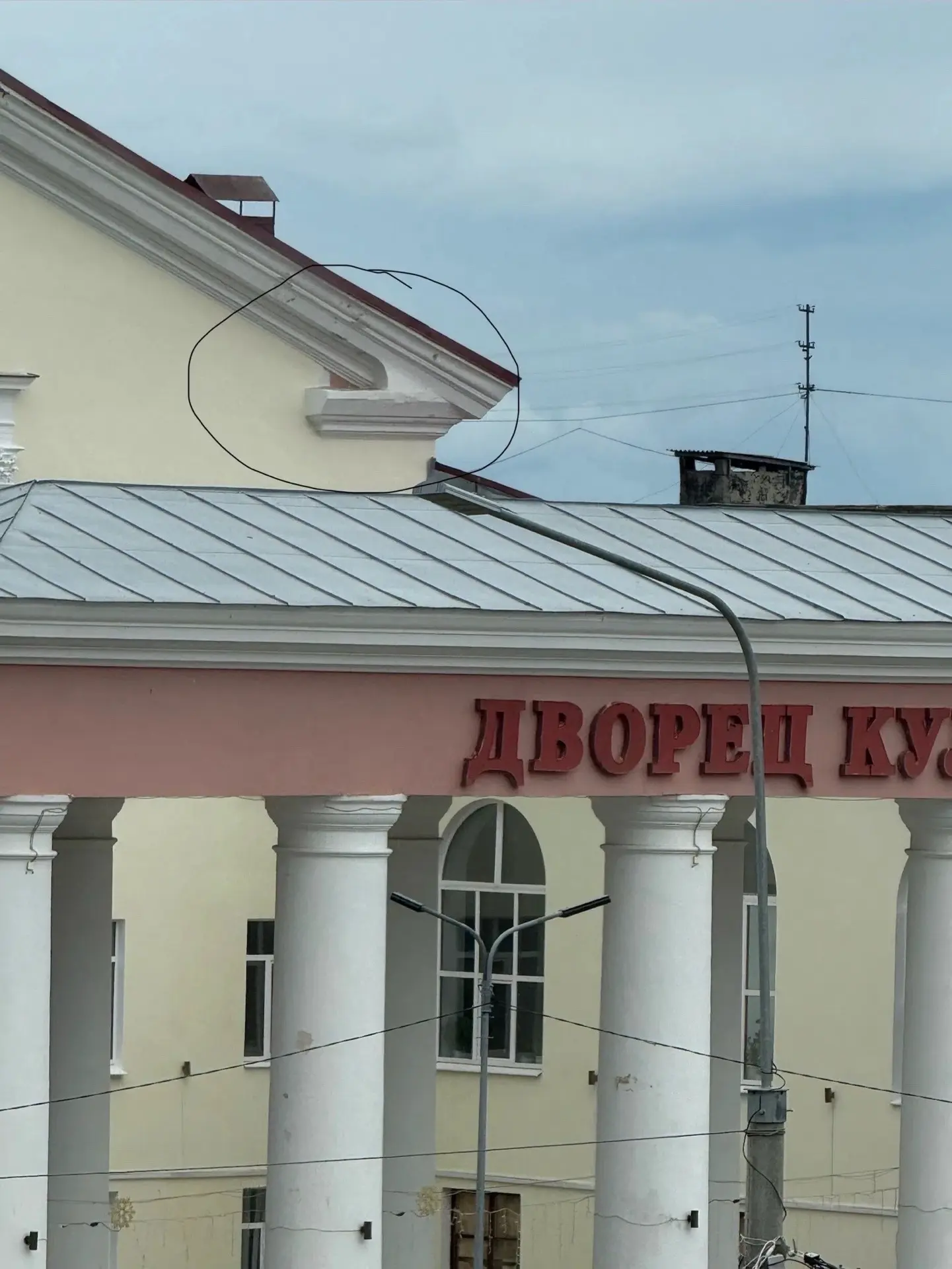 Не докрашен угол, смотреть невозможно. Леса уже убрали, наверно, не заметили.