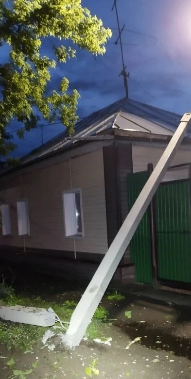 В результате ДТП на ул. 8-я Восточная была сбита железобетонная опора и повреждена возд...