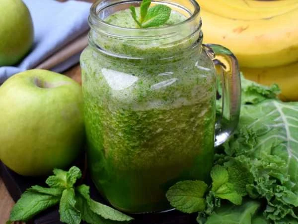 🥬 Зелёный смузи с капустой кейл (кале).  Ингредиенты:  • Вода — 1,5 стакана • Капуста кейл, листья —