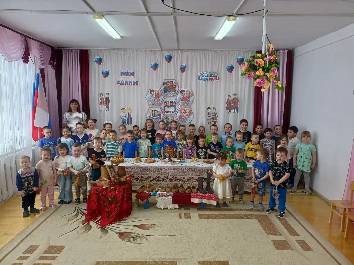 В честь Года единства народов России в детском саду "Колосок" с. Калинино проходит большой праздник,