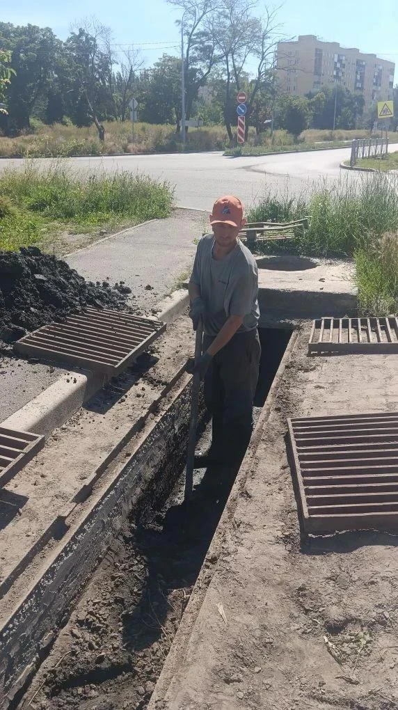 В Мариуполе дорожники проводят расчистку ливневок