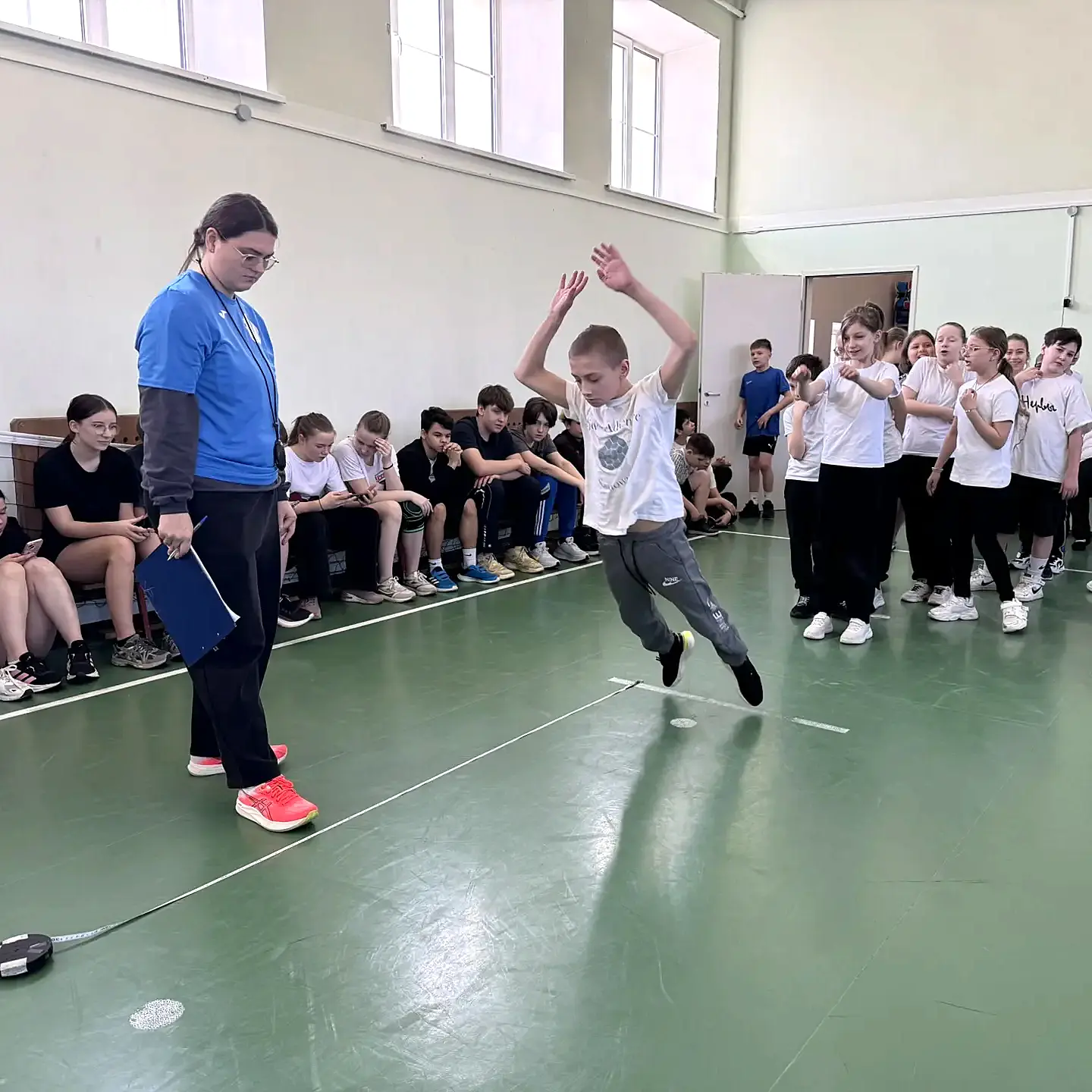 🏃‍♂️ ГТО в нашей школе: 98 учеников успешно прошли испытания!  В среду, 8 апреля, на площадке Харчен