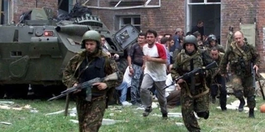 часть заложников, взрывчатка была прикреплена к стульям и баскетбольным кольцам. За мал...