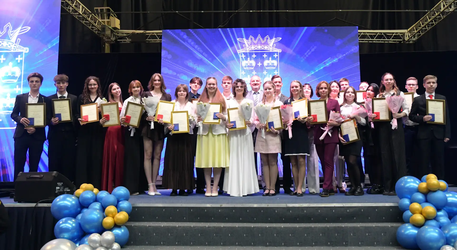 190 выпускников Дмитровского округа получили медали «За особые успехи в учении» по итогам 2025–2026 