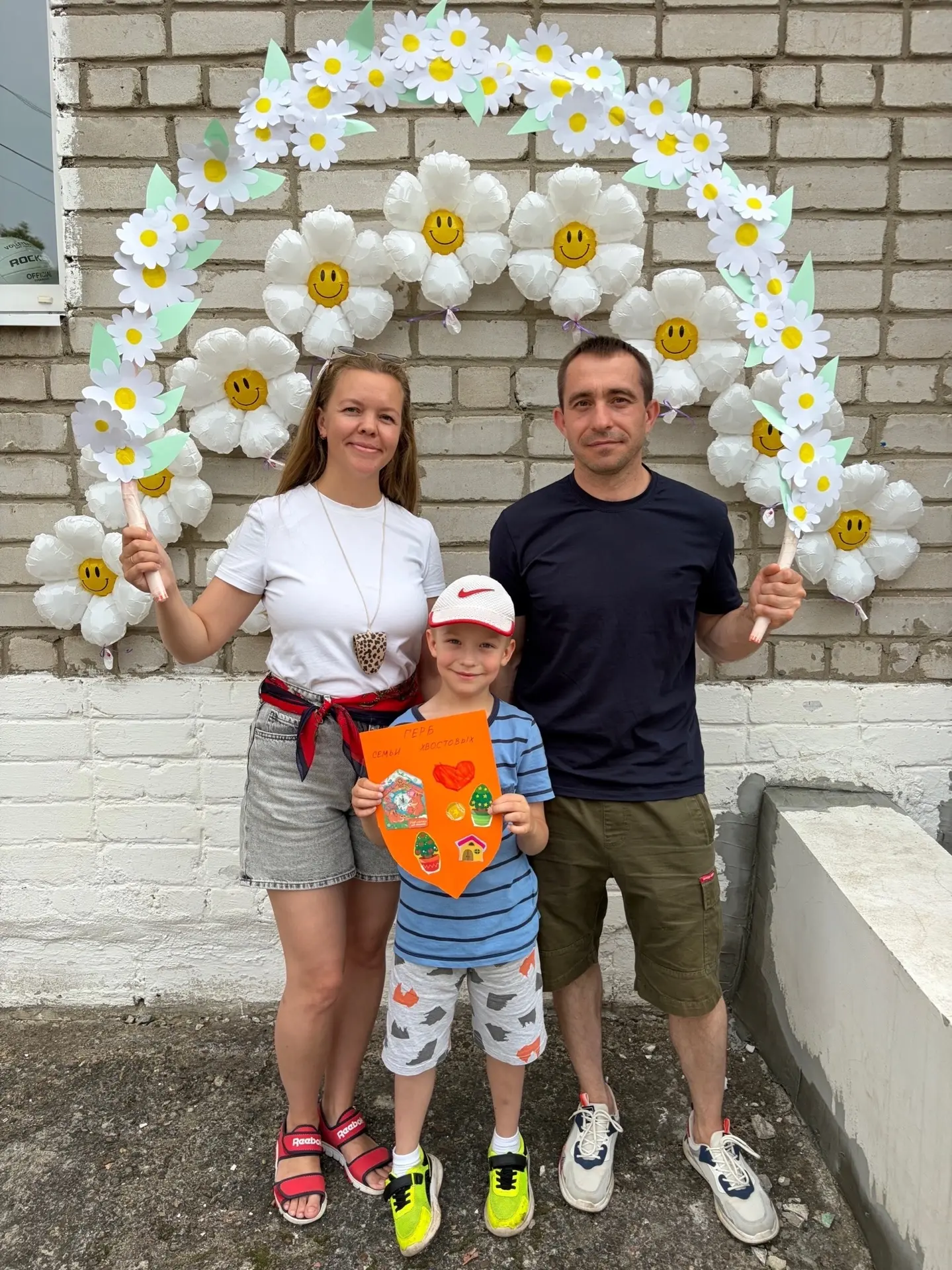 🌼 Семейный фестиваль 

Спортивная площадка превратилась в настоящую творческую мастерскую радости, 