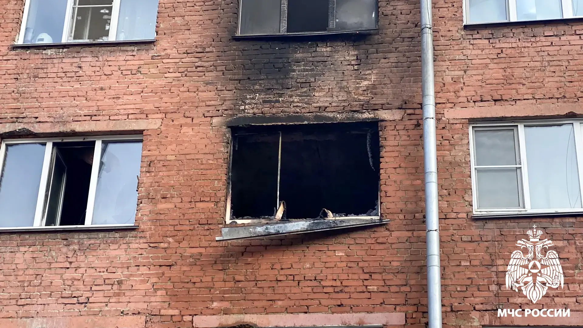 🔥 В Новокузнецке сотрудники МЧС России спасли людей из многоэтажного жилого дома  В Заводском районе
