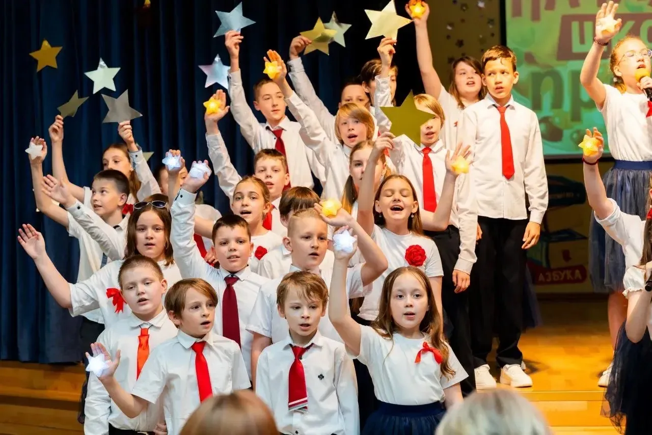 В начальной школе прошел торжественный выпускной 🎓  Ученики 4 классов попрощались с начальной школой