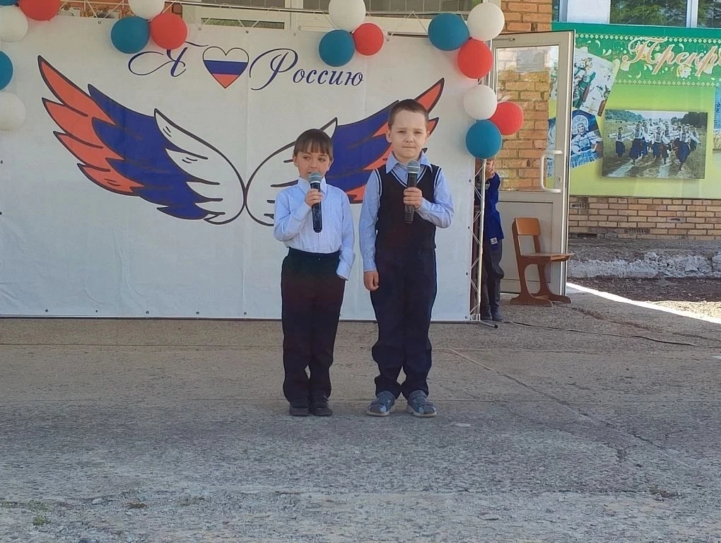 Поздравляют ребята разновозрастной группы с.Вознесенка 🤍💙❤