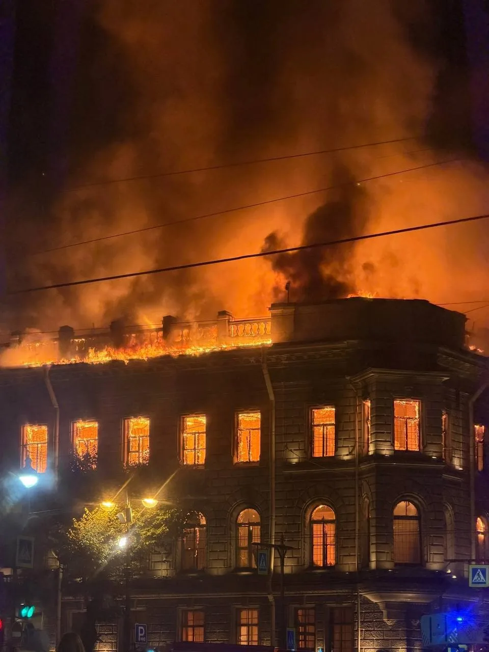 Двух тысяч квадратных метров достигла площадь пожара в особняке Миллера, сообщает МЧС П...