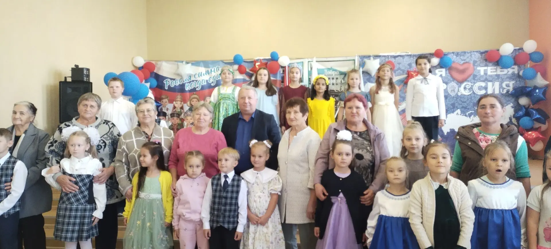 ♦️1 октября в уютном зале МБУ "СОШ Конь-Колодезь" прошёл праздничный концерт, посвящённ...