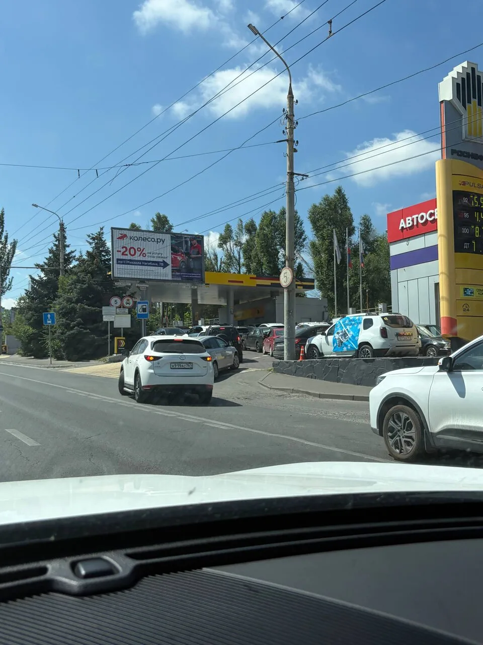 В Ростове ситуация облегчается понемногу. Это вся очередь. И так на 80% азс Ростова