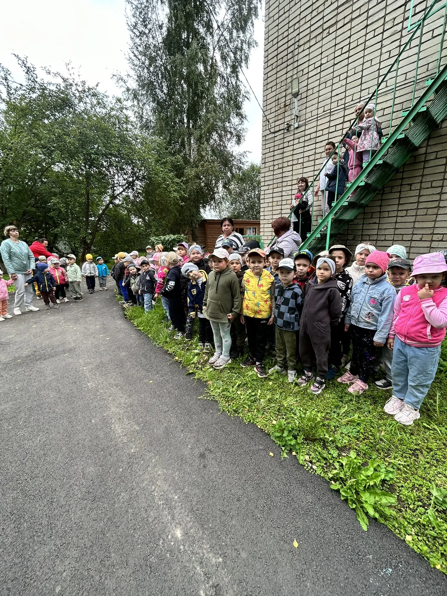 В детском саду проведена практическая тренировка по эвакуации детей. С персоналом прове...
