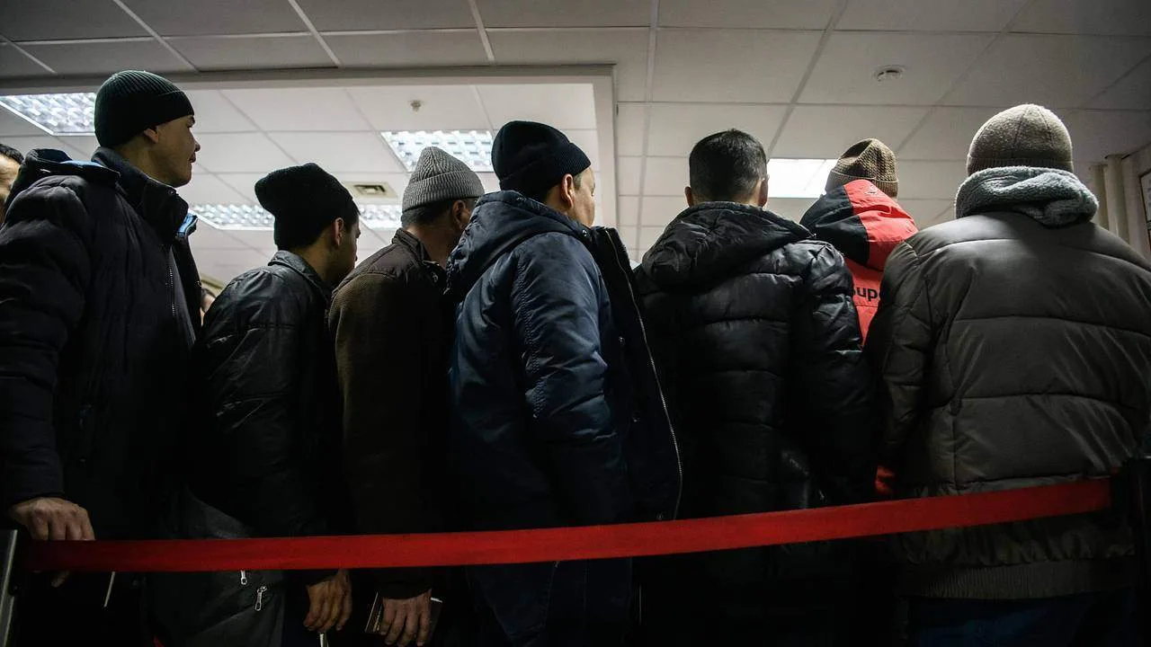 Rossiya hududlarining yarmidan koʻpi migrantlar ishini chekladi

Savdo-sanoat palatasi vakili Vasili