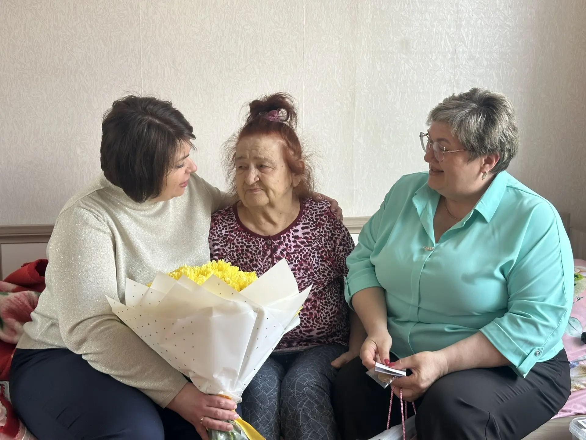 💐 Поздравили с юбилеем !  В преддверии 9 Мая, в рамках чествования людей, чьё детство пришлось на тя