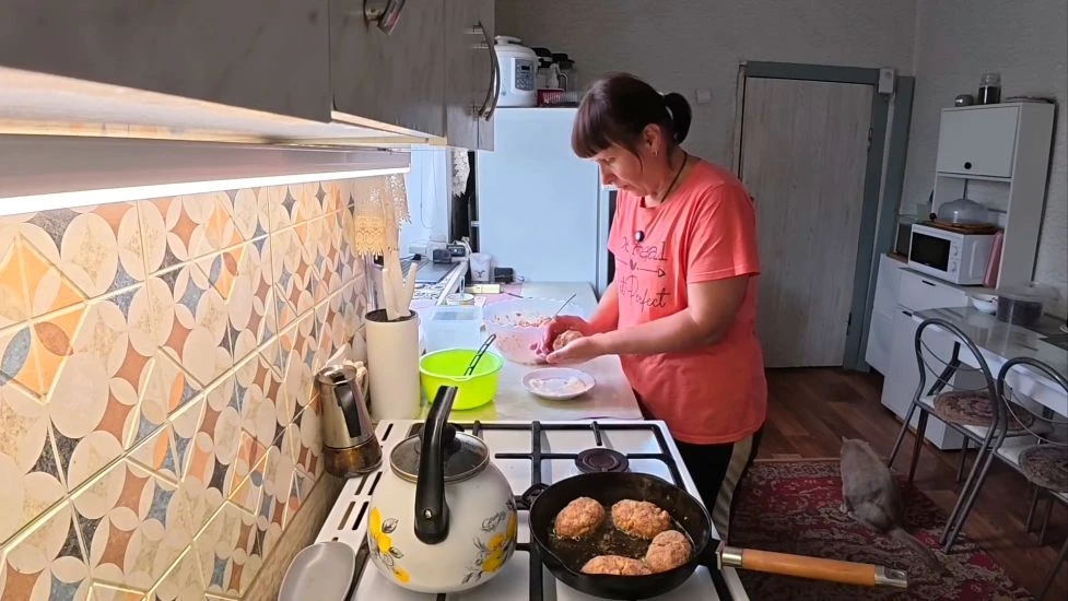 СТОЛЬКО ДЕЛ НЕ ВЫБЕРЕШЬСЯ. ЖАРЮ КОТЛЕТЫ, ХЛОПОЧУ НА КУХНЕ
