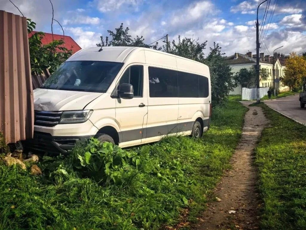 Трагедия в Вязьме: микроавтобус влетел в забор, водитель погиб