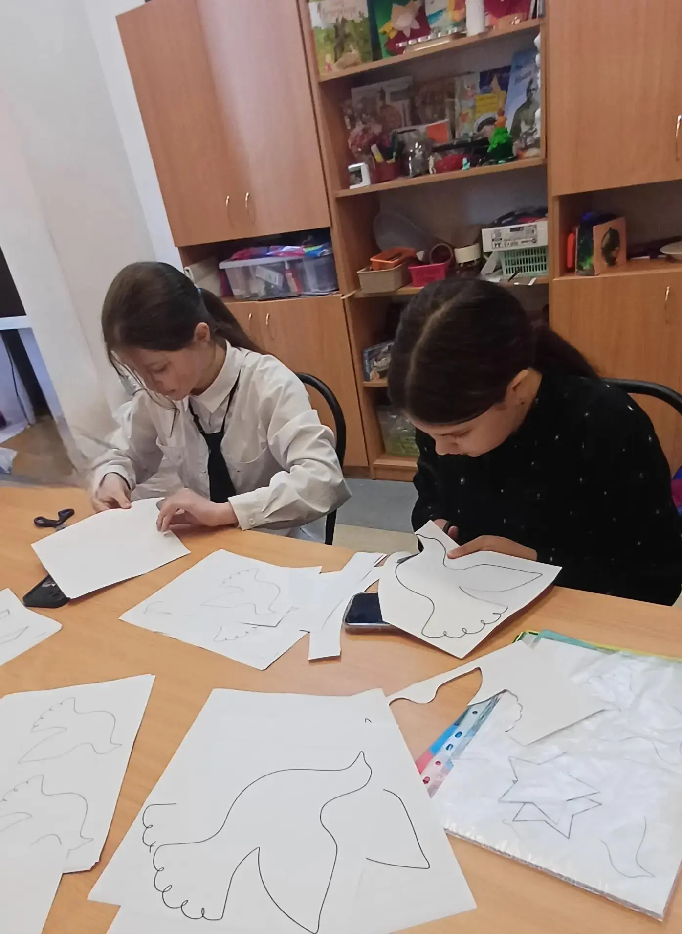 🕊️ «Окна Победы»: память, которая стала ближе  Наша школа присоединилась к Всероссийской акции «Окна