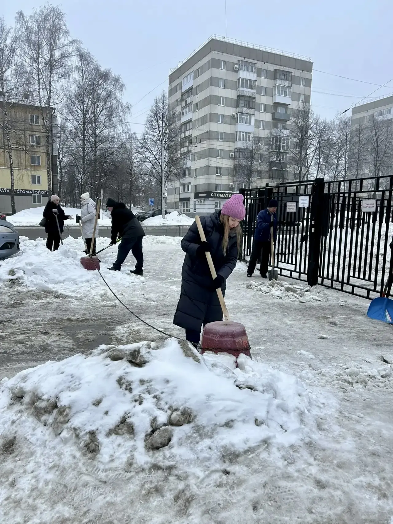 ❄️ Снежный субботник в действии! ☃️  Сегодня, 14 марта, наша гимназия превратилась в настоящую коман