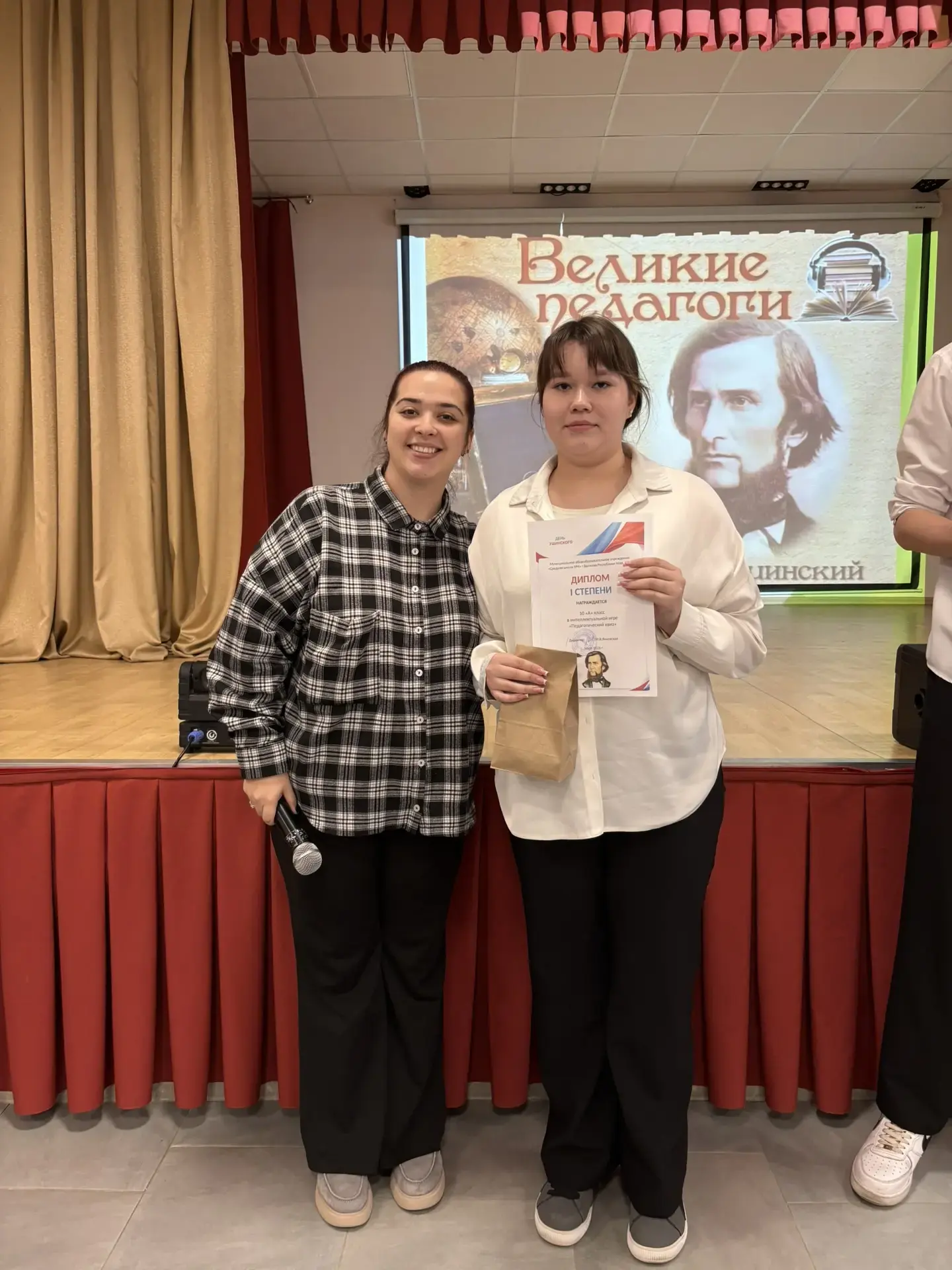 🎉 Вчера в нашей школе состоялся веселый и увлекательный педагогический квиз для старшеклассников! 📚🧑