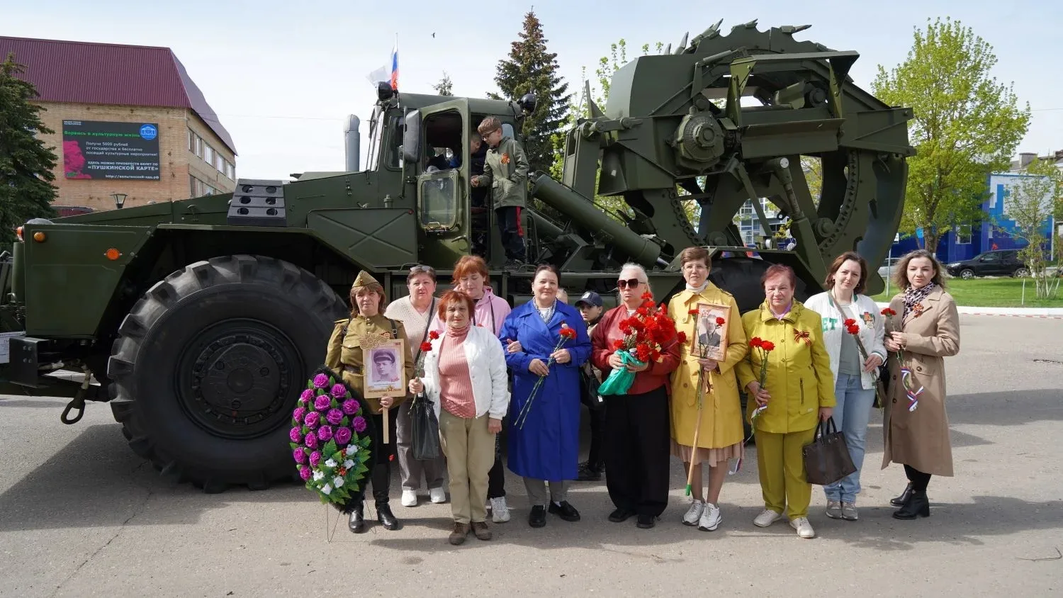 ⭐Мы помним! Сотрудники детского сада № 42 возложили цветы к обелиску в День Победы
