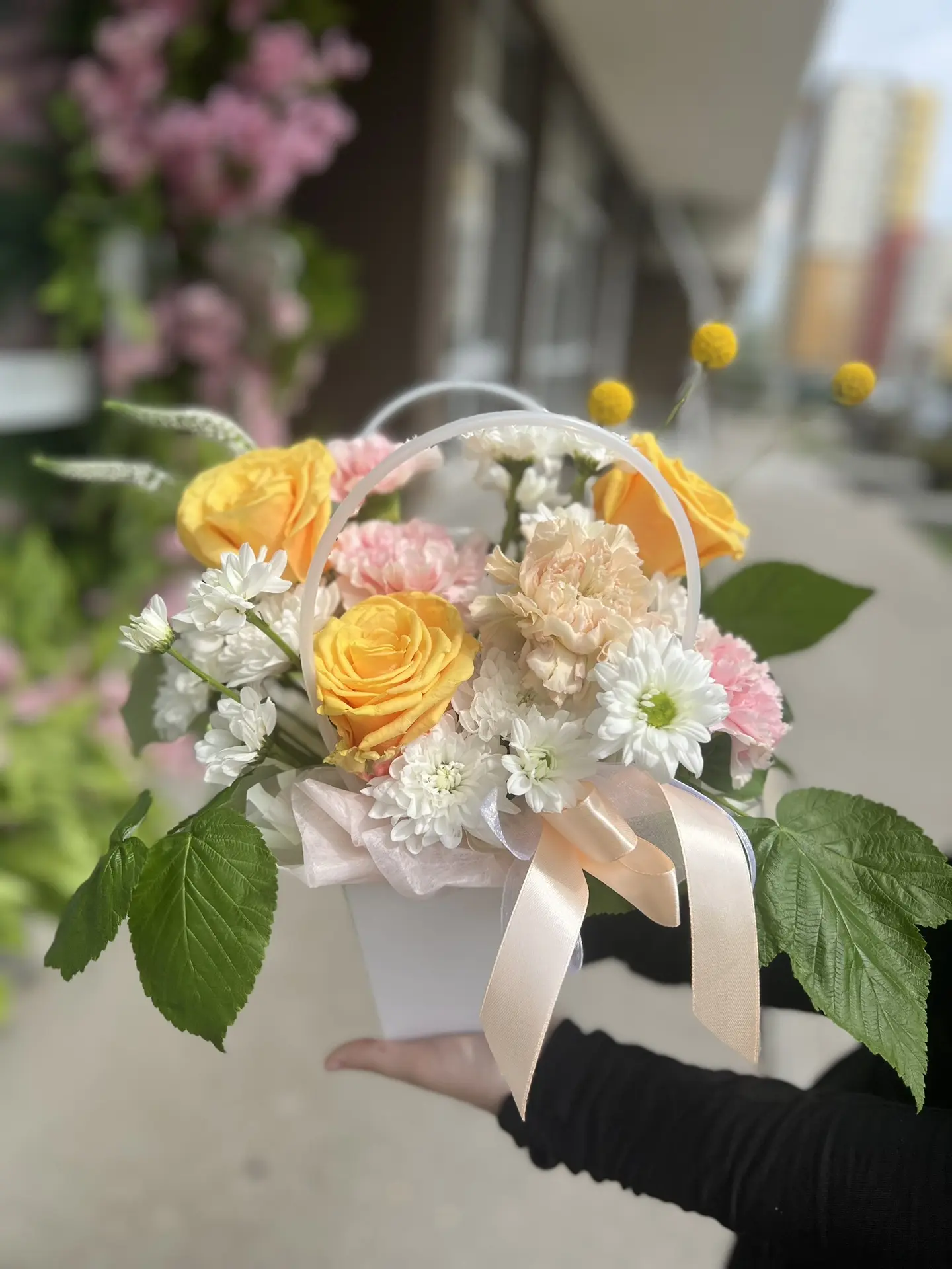 💛 Солнечная композиция с желтыми розами, хризантемой, нежными диантусами и милыми шари...