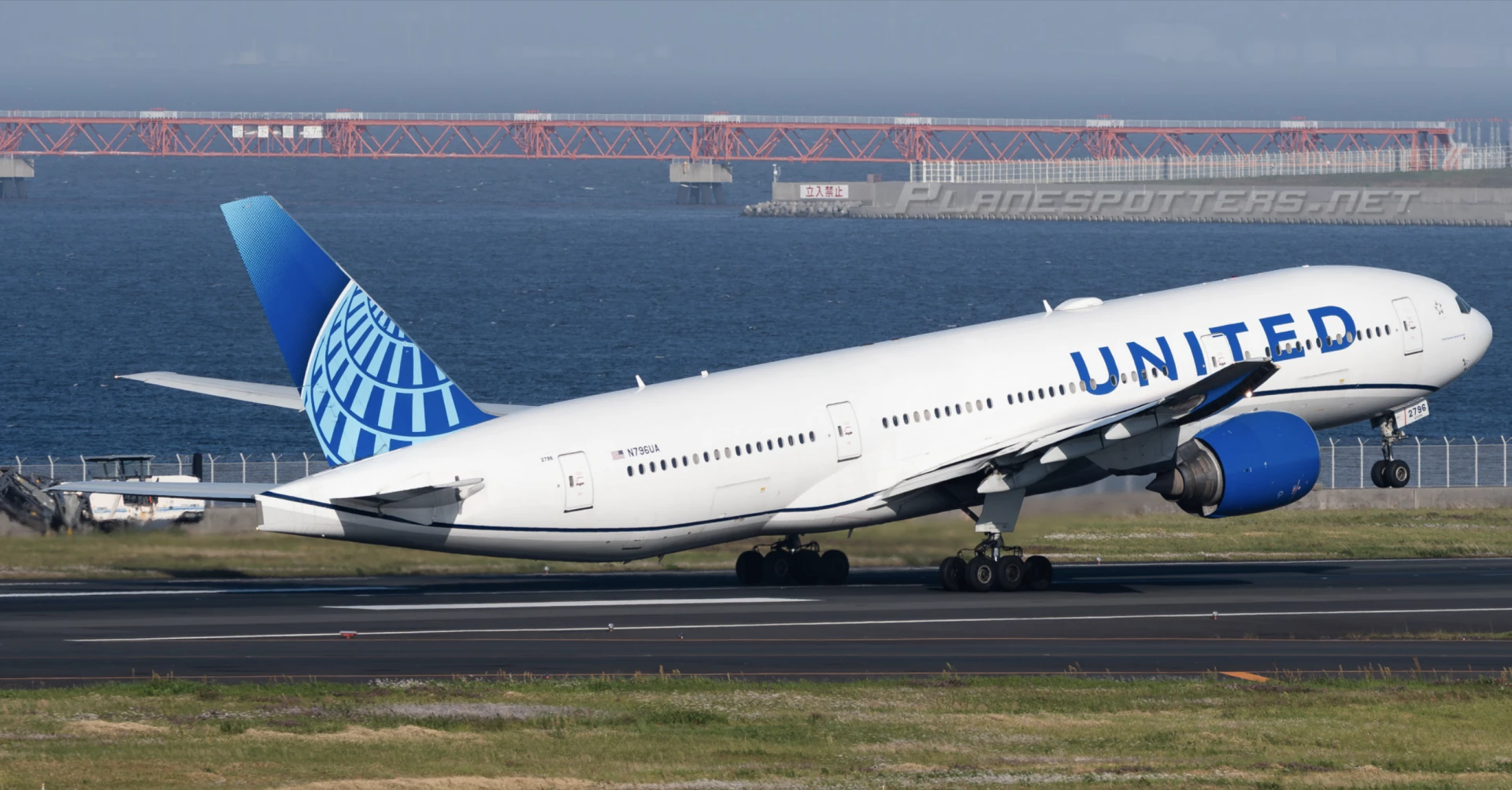 ✈️ United 777 вернулся в Сан-Франциско из-за отказа правого двигателя