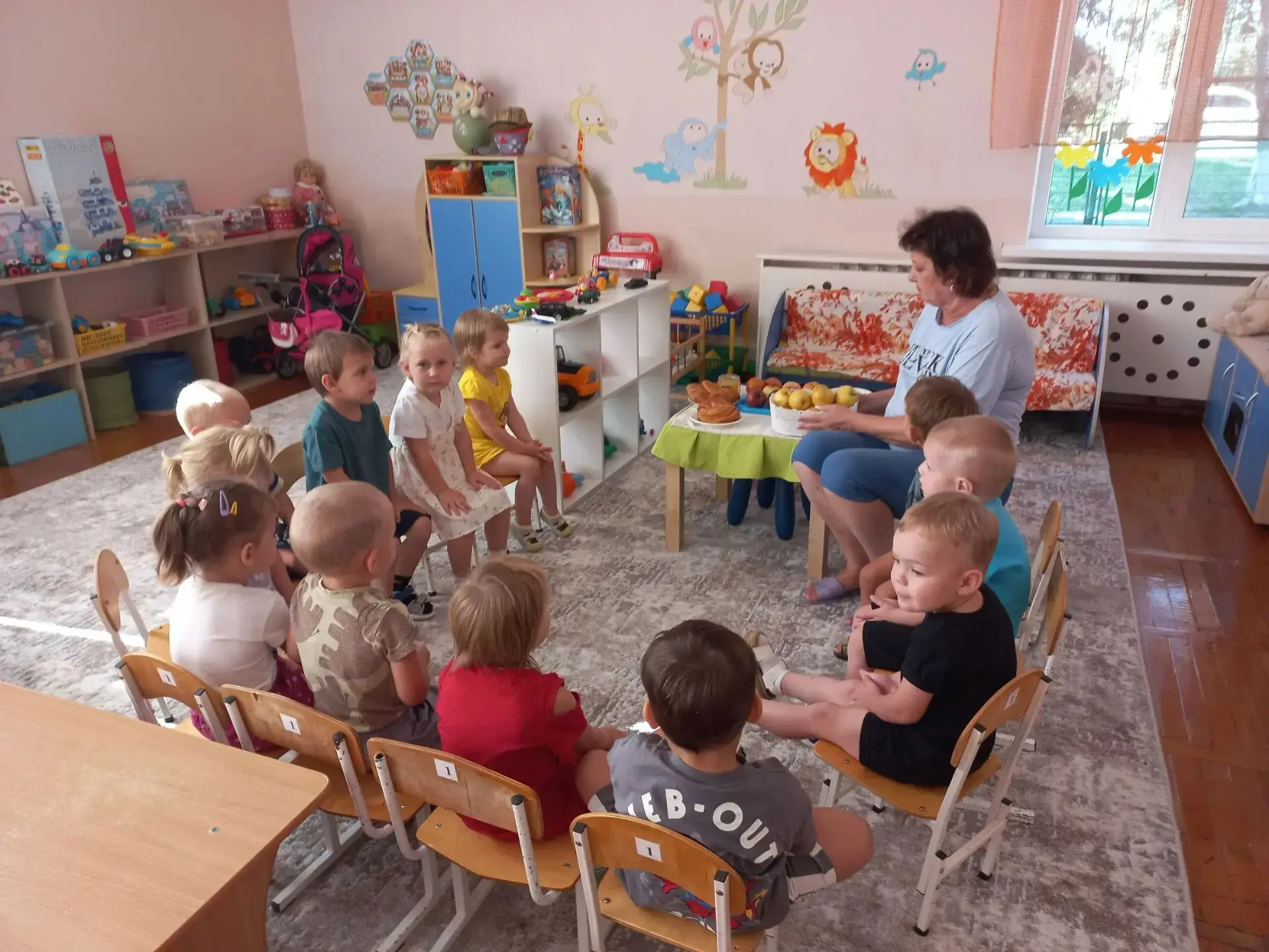 Сегодня 19 августа отмечается "Яблочный спас". В гости к ребятам группы "Казачата " при...