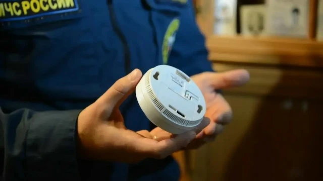 В городском округе Коломна продолжается установка бесплатных пожарных извещателей в домах многодетны
