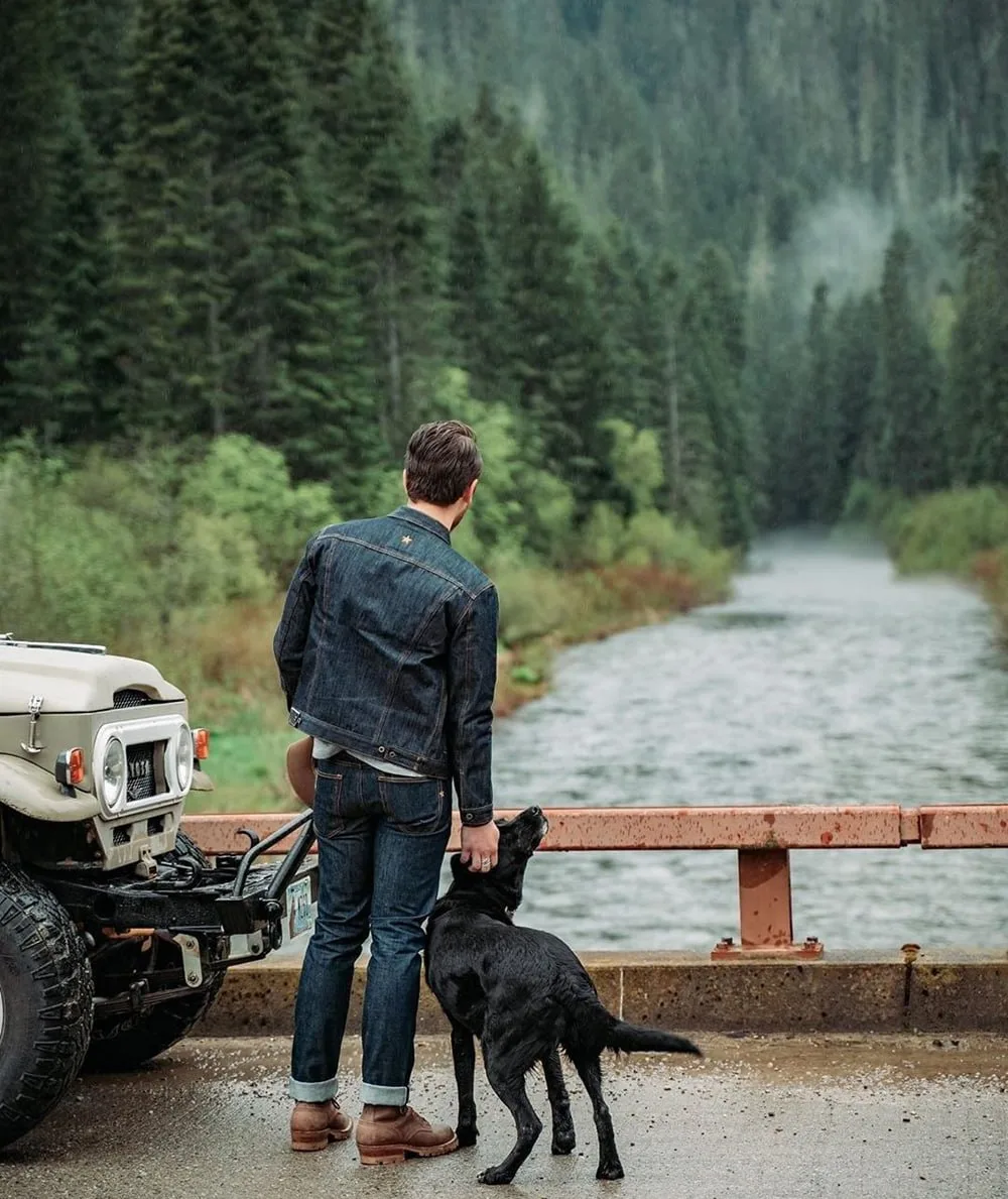 Да, я старею, ну и что?
Мы все стареем понемногу:
Стареет шляпа и пальто,
Стареет дом наш и дорога,

