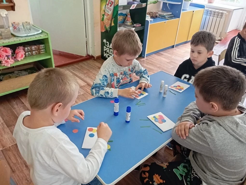 В преддверии праздника выпускного бала дети подготовительной  к школе группы  с особым ...