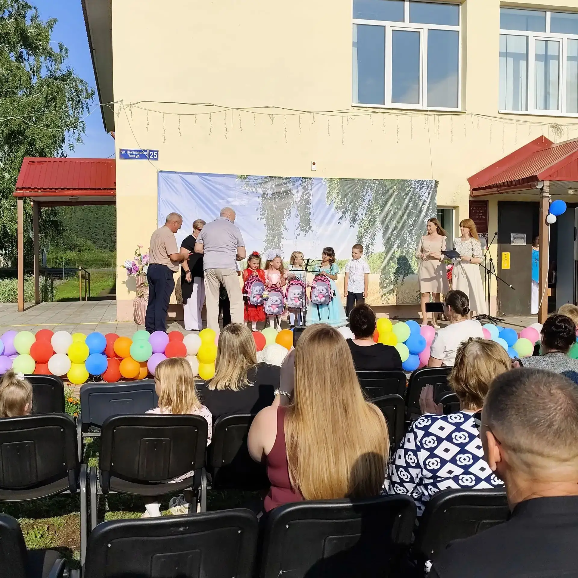 🎒 Знания со сладким сюрпризом: в Куралове поздравили будущих первоклассников!