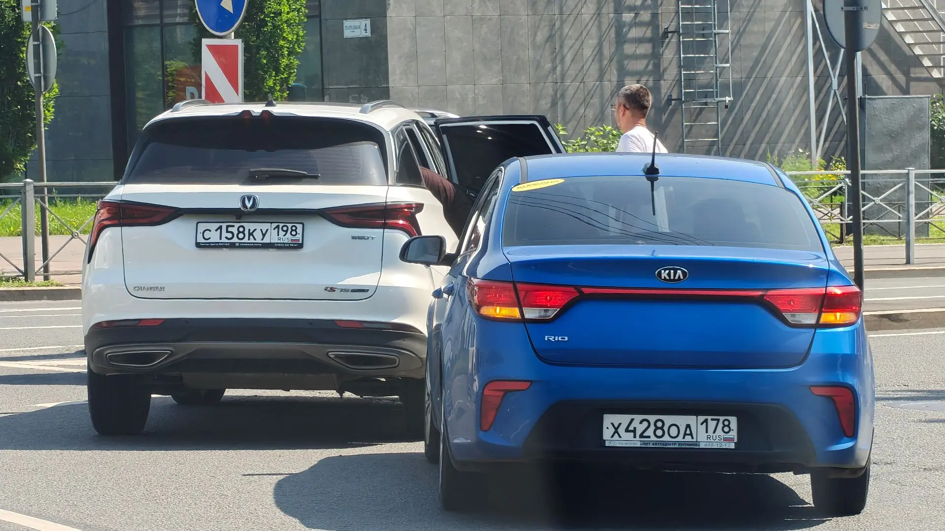 Авария в Красном Селе 11.07.26
Столкновение на круговом перекрестке у арки. Водитель белого кроссове