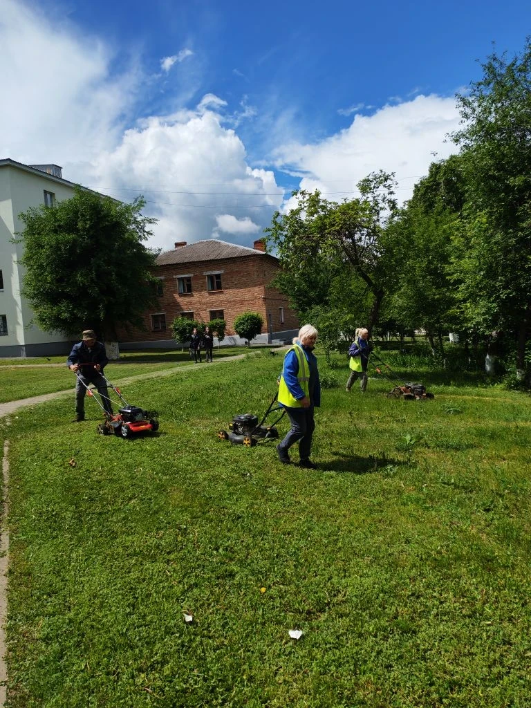 Продолжается покос травы придомовых территорий