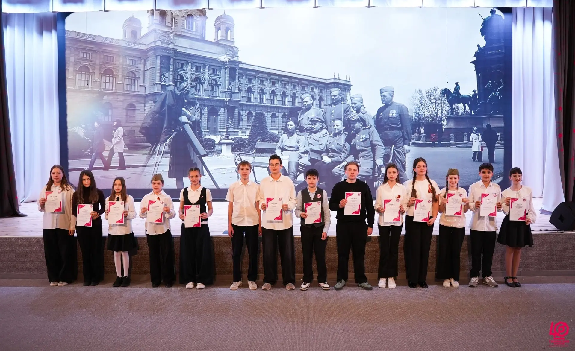 Праздник прошел, но строки, зовущие к Победе, остаются с нами. В МАОУ гимназия №40 прошел фестиваль 