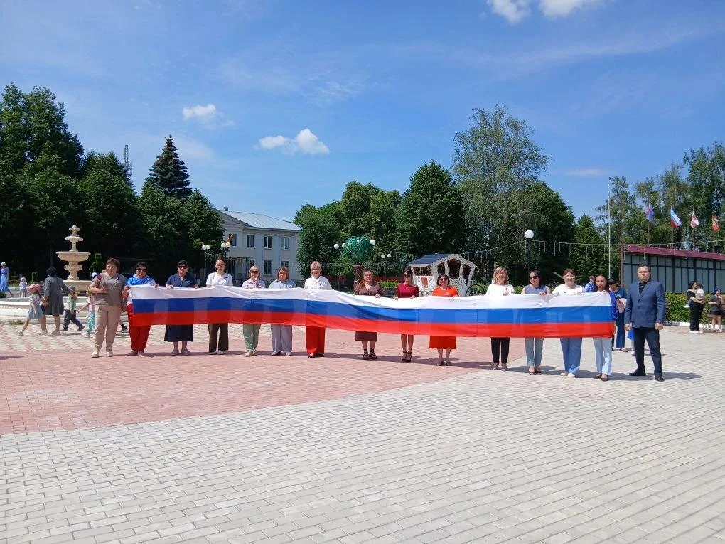 Традиционное торжественные мероприятие ко Дню России прошло на площади РДК, где выступи...