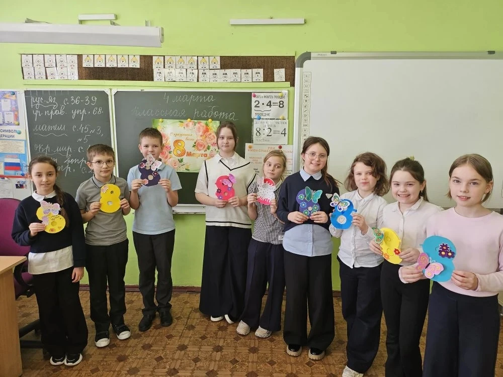 🌸 С праздником весны от 3 «А» и 3 «Б»! 🌸  Сегодня в нашей школе по-особому ярко светит солнце, ведь 