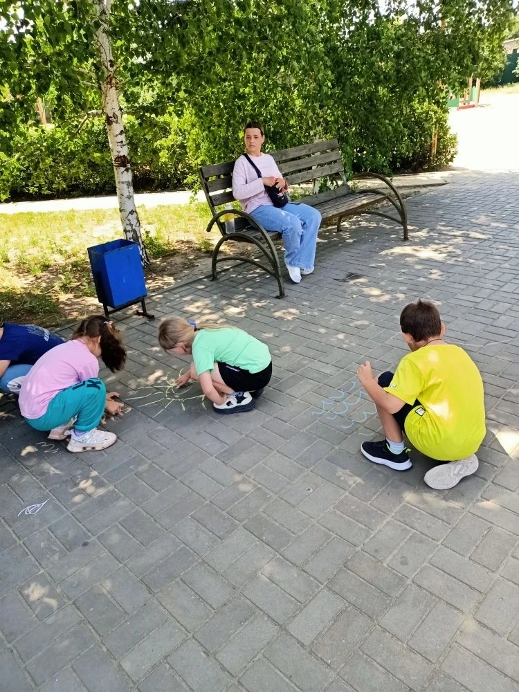 Лето стало ещё ярче! 🎨 Сегодня сотрудники библиотеки Кировского сельского поселения провели конкурс