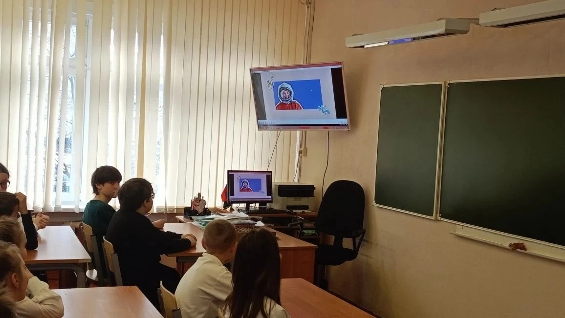 Утро понедельника в гимназии: традиции, важные темы и космос!✨  Сегодня после каникул учебная неделя