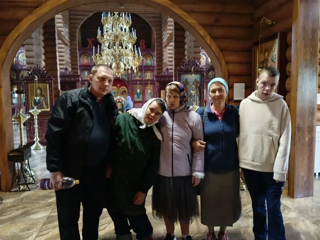 Каждую пятницу наши ребята ходят в храм, который находится рядом с нашим домом. Их сопр...