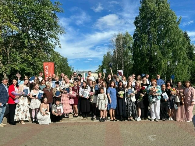 Дипломы вручены! 

Позади студенческие годы, впереди — большая творческая жизнь. В Колледже искусств