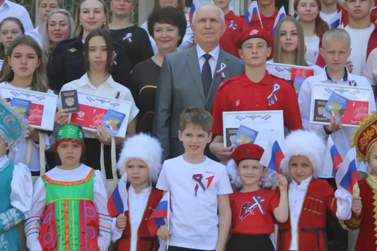 Торжественное вручение паспортов одаренным и наиболее активным юным гражданам Российско...