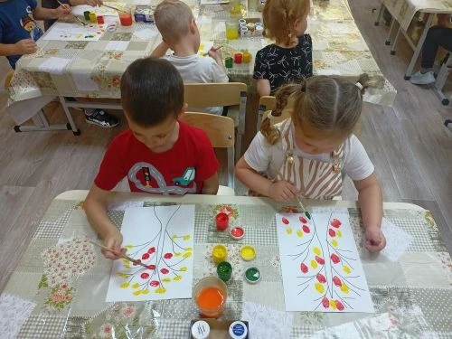 У воспитанников группы «Светлячки» появилось волшебное осеннее дерево! 🍂🌳 Ребята выбр...