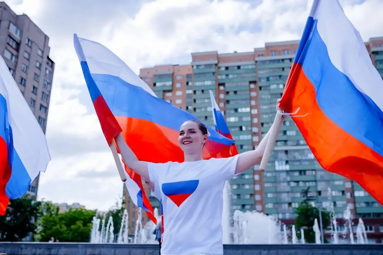 🇷🇺 12 июня в Шушарах и Славянке состоялось праздничное мероприятие «Вперед, Россия!», посвященное 