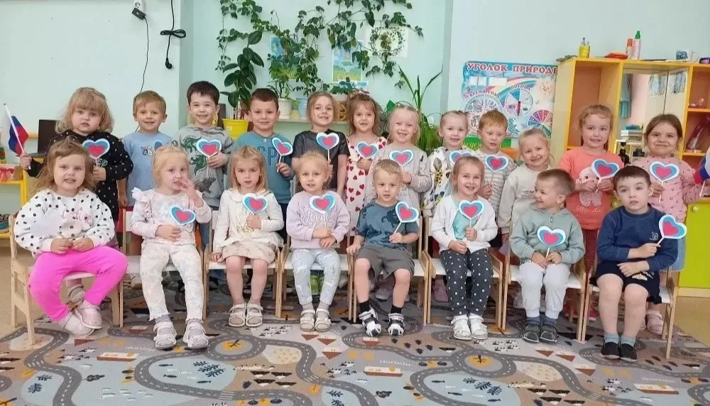 💥 Наши малыши из группы "Звёздочки" с большим усердием создавали праздничные аппликации. Для поделк