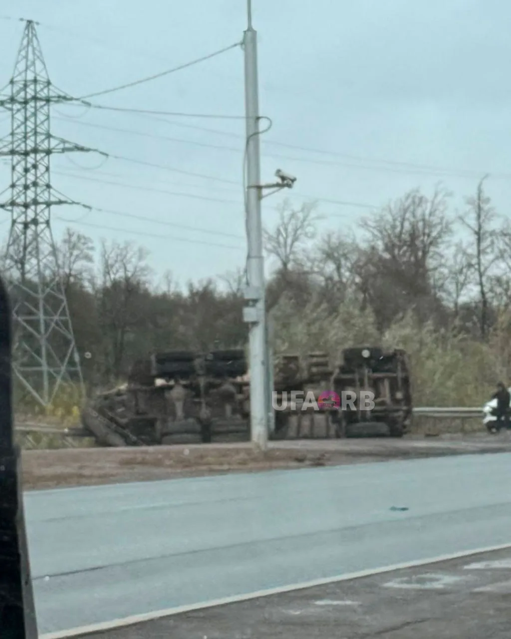 КАМАЗ перевернулся в Деме