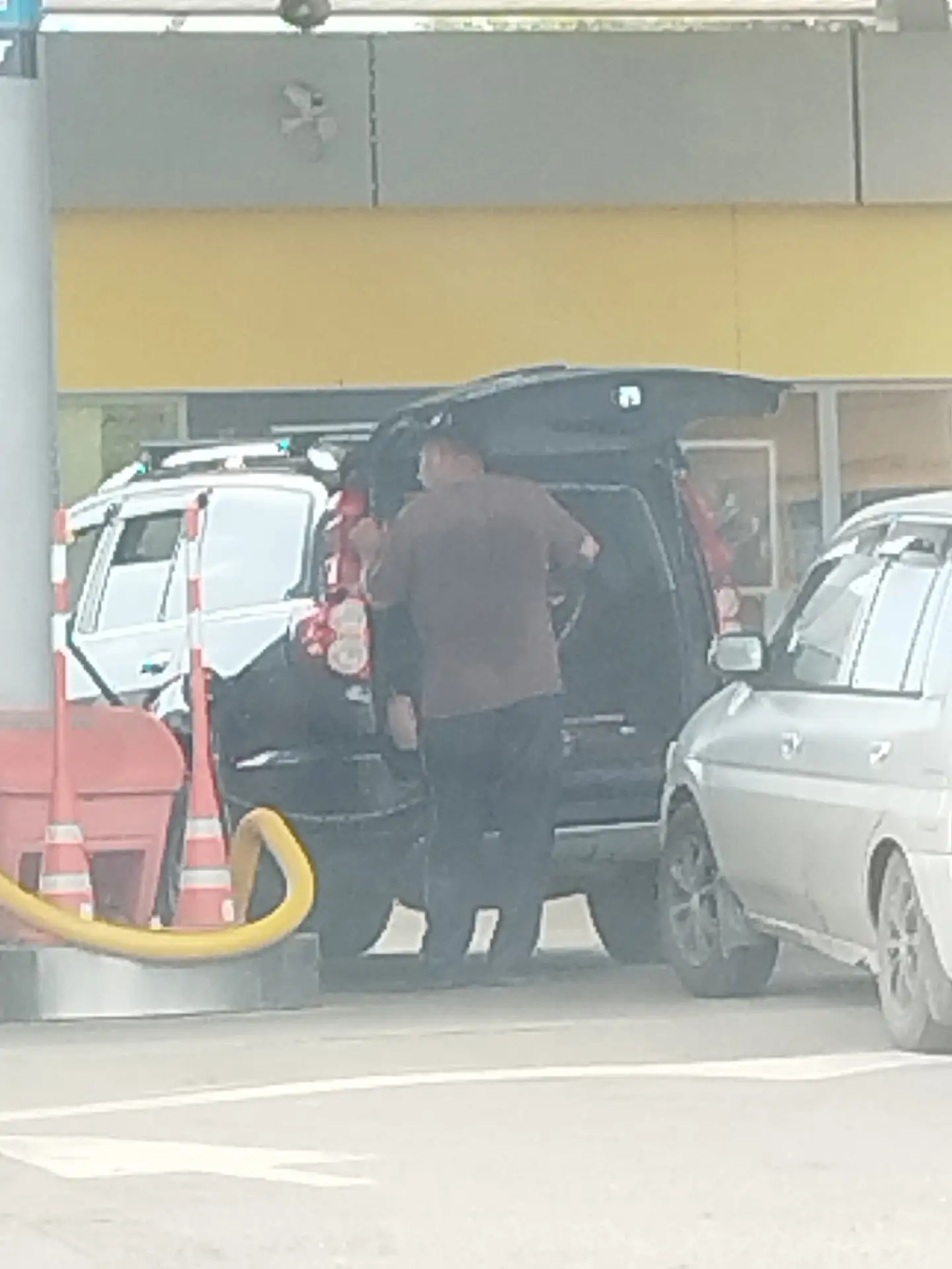 Вот так заправляют канистры на АЗС на СХТ, только 92, пишут автомобилисты в дорожном чате