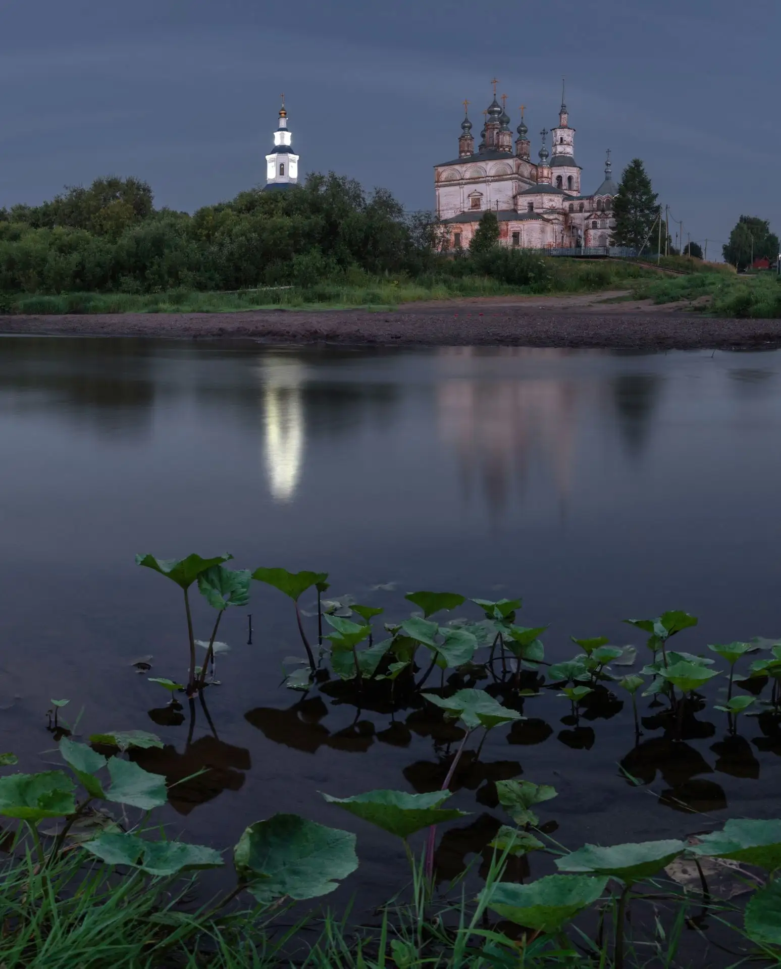 Ночное зеркало реки, шёпот трав и сияющий маяк вечности.
