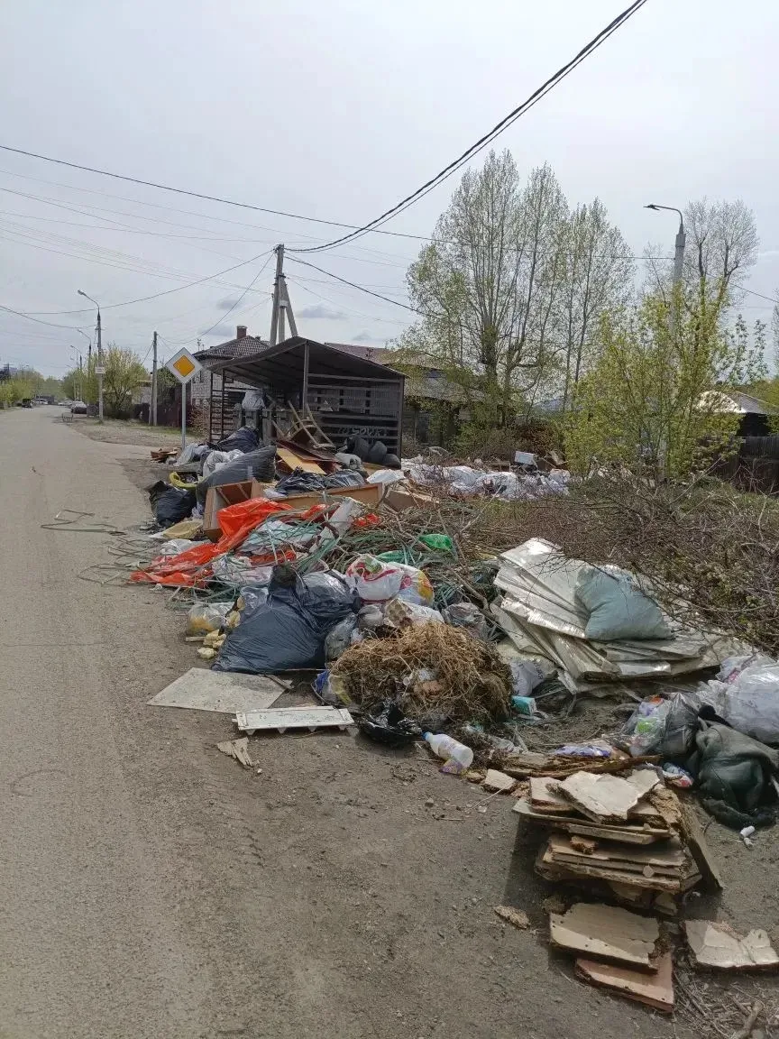 #Нампишут   Живём на свалке в центре города 😡  Вот такая картина прямо на проезжей части г.Иркутск .