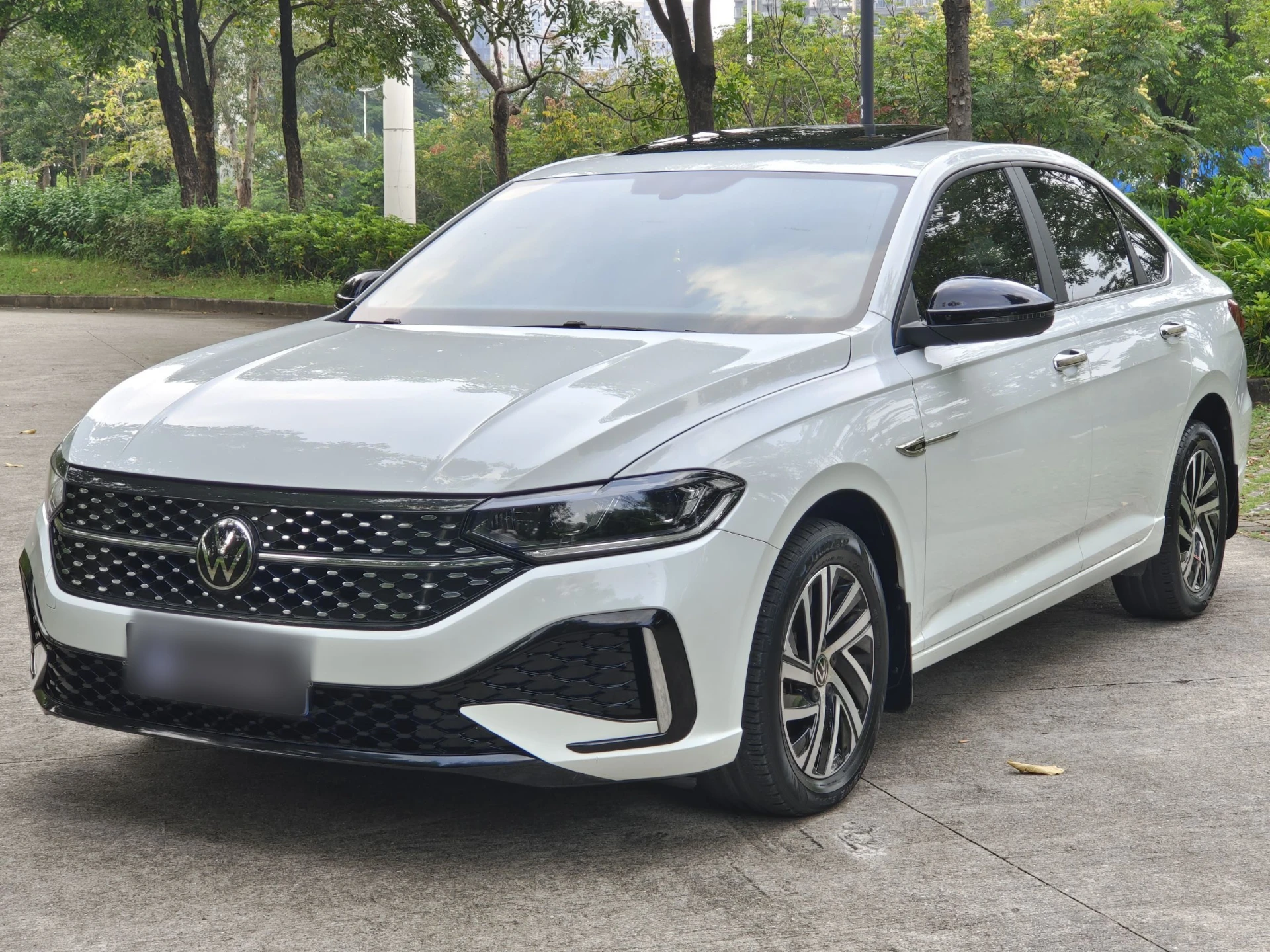 Хотя и написал сегодня про Byd, покажу другую машину.